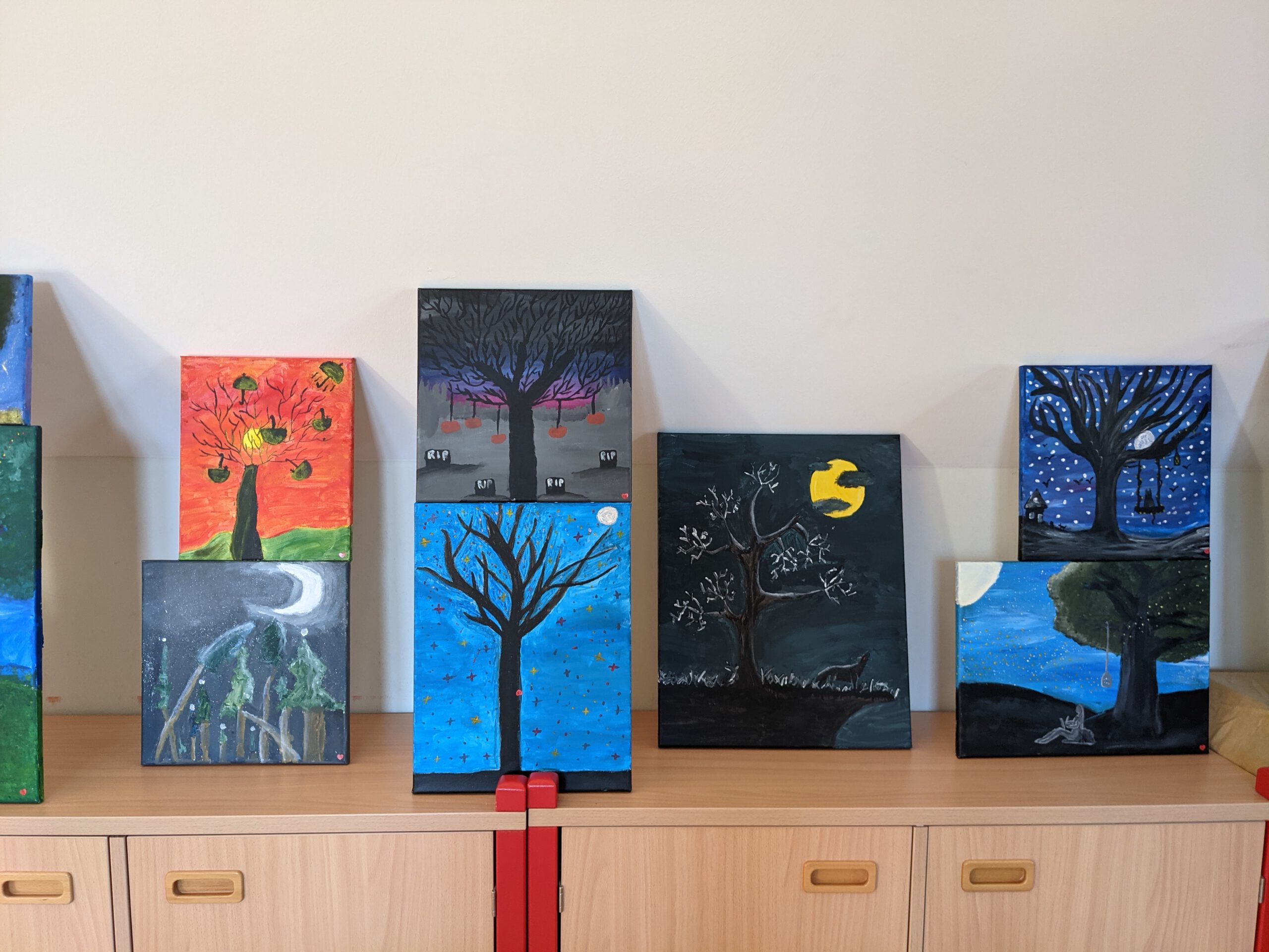 Farbige Bäume auf Leinwand mit Acrylfarben – ein Kunstprojekt unserer 6. Klassen